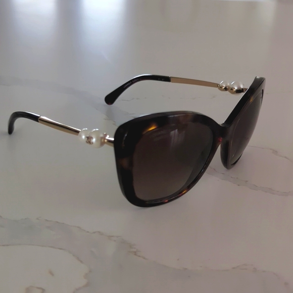 CHANEL Tortuse Pearl Polarized Sunglasses - Picture 10 of 13